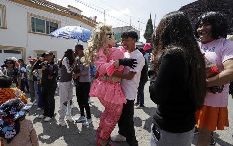 Hombres vestidos de mujeres e integrantes de la comunidad LGBT recorren decenas de calles, en el centro de México