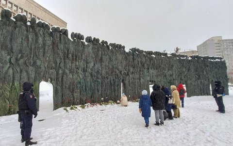 Simpatizantes de la oposición al Kremlin depositaron ramos de flores y velas en el Muro del Dolor en Moscú por el fallecido líder opositor ruso, Alexéi Navalni.