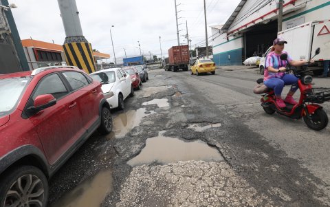 Daños. En algunas calles hay habitantes que conviven con huecos enormes y múltiples, lo que provoca daños en los vehículos
