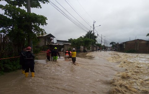 Playas. En el Barrio Altamira, los Bomberos ejecutaron acciones de auxilio de sus habitantes.