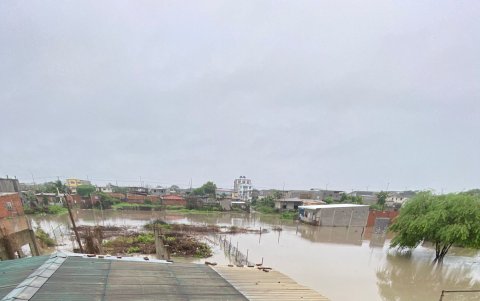 La evacuación del agua tardó varias horas en los barrios del cantón Playas.