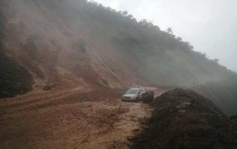 Las vías alternas recomendadas son: - Cuenca – Girón – Pasaje – Machala – Guayaquil; y Cuenca – Azogues – Biblián – Zhud – Cochancay – El Triunfo.