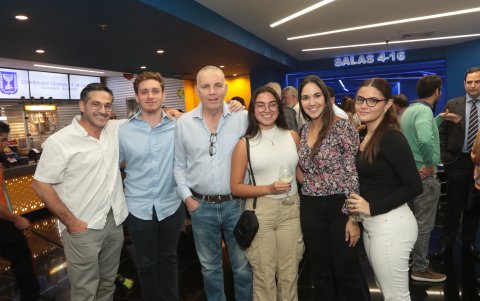 Shai Hadad, Shai Nevo, Yonatan Nevo, Shelly Hadad, Estefanía Borja y Mija Nevo.