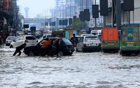 Peshawar (Pakistan), 19/02/2024.- Automovilistas varados en una calle inundada durante un fuerte aguacero en Peshawar, Pakistán, 19 de febrero de 2024.
