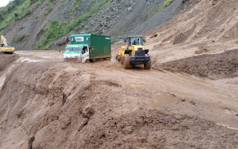 Un camión quedó atrapado en un deslizamiento de tierra y lodo en el kilómetro 90 de la vía Cuenca- Molleturo.