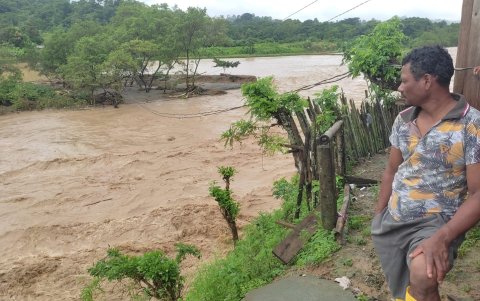 El desbordamiento de varios ríos debido a las lluvias de la madrugada de este 20 de febrero destruyó cultivos y viviendas en el cantón Muisne, de Esmeraldas