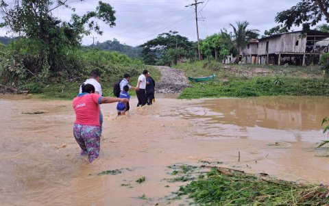 El desbordamiento de ríos cortó también varias vías y obligó a los moradores a cruzar a pie los afluentes en zonas de Muisne.
