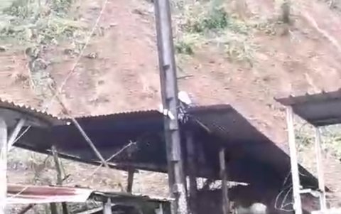 Vista del cementerio de la comunidad de Miguicho, en el cantón Santa Ana, afectado por un deslizamiento de tierra.