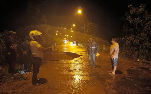 Un puente vehicular en el cantón Las Lajas, provincia de El Oro, colapsó por las lluvias.