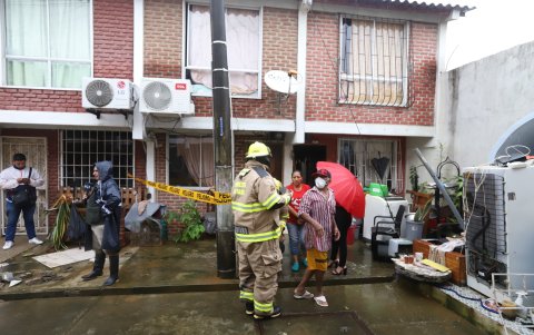 La ropa de los afectados flotó en esta calle, entre la manzana 57 y 62 que parecía un río.
