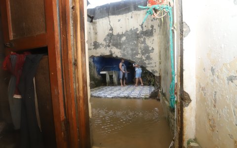 Por este orificio hecho por la fuerza del agua entró el liquido que contaminó la casa de Zoila.