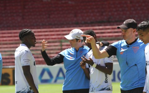 El entrenador español Josep Alcácer (c) no podrá dirigir en la Recopa Sudamericana. Adrián Gabbarini (d) tomará su lugar.