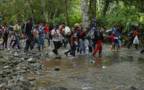 Tapón del Darién. Un grupo de migrantes suben una montaña.