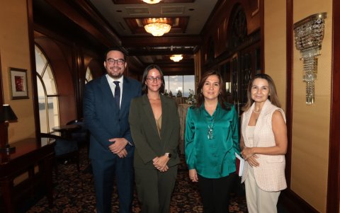 Emilio Gallardo, María Francisca Gallegos, Cynthia Álvarez  y María Elena Vicuña.