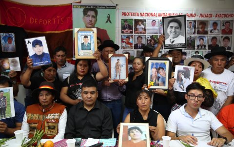 Algunos de los parientes de víctimas mortales y heridos en las protestas de Perú a finales de 2022 e inicios del 2023.