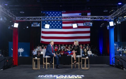 El ex presidente estadounidense y actual candidato presidencial republicano Donald Trump habla con la presentadora de Fox News, Laura Ingraham, este 20 de febrero de 2024.