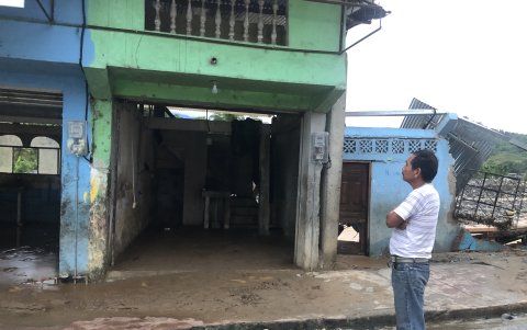 La mayoría de las estructuras son locales comerciales que ahora presentan grietas.