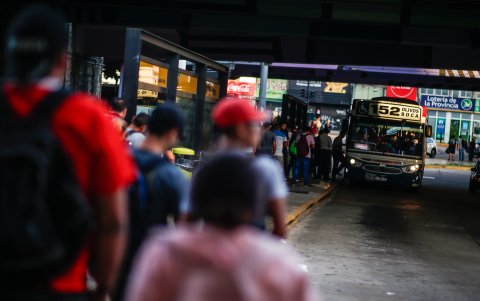 Varias personas esperan para viajar durante una jornada de huelga del sector ferroviario este miércoles, en Buenos Aires (Argentina).