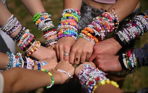 Las fans de Taylor Swift, conocidas como Swifties, lucen sus 'friendship bracelets' previo a un concierto en Australia