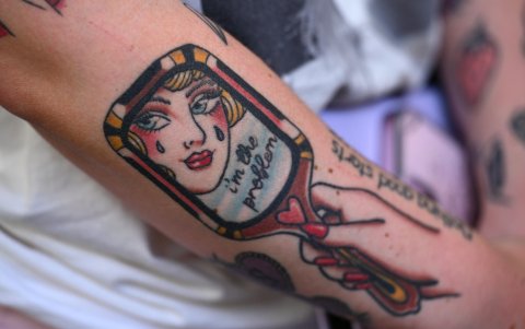 Imagen detallada de los tatuajes temáticos de Taylor Swift de una fan mientras hacía cola para comprar entradas para su concierto en Australia