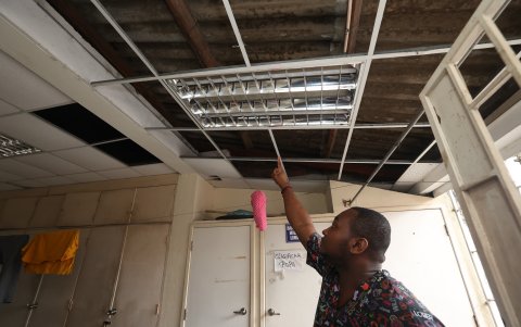 Partes del techo del sitio se encuentran sin tumbado. Hay miedo por las lluvias.