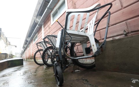 2. Daños. Otras sillas para ducharse han sido elaboradas de manera casera.