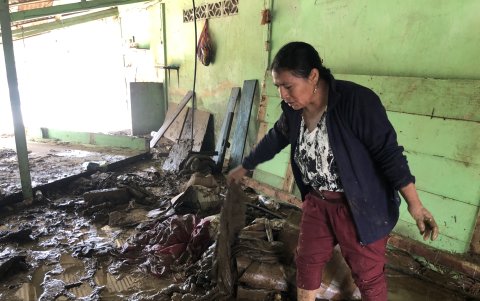 Una de las personas afectadas observa la destrucción causada en la que era su vivienda por la creciente del río en Echeandía.