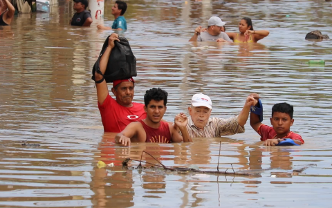 La imagen de un abuelo rescatado del agua por sus nietos evidencia la magnitud de la situación por las lluvias en Chone, Manabí.