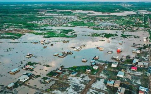 La foto aérea permite apreciar la vasta zona del cantón Playas afectada por las lluvias y el desbordamiento del río Arenas.