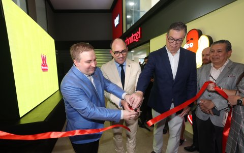 Apertura.- El acto de inauguración del restaurante de comida rápida Wienerschnrtzel.