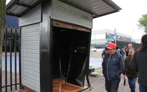 Debido al choque de un tráiler con varios autos, un taxi chocó contra una caseta. Una niña murió.
