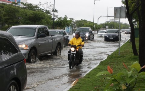 Ciudad Celeste. No es la primera vez que el acceso a esta urbanización, cerca de Plaza Batán, se inunda. Los habitantes denuncian que todos los años se repite el problema siempre en esta época.