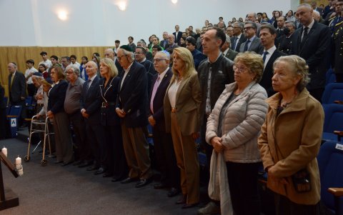 Los asistentes participaron en el encendido de velas en memoria de las víctimas del Holocausto, momento en el que también se recordó a los más de 1.200 judíos asesinados en Israel el pasado 7 de octubre por parte del grupo terrorista Hamás y se pidió por la liberación de los 134 rehenes que continúan secuestrados en Gaza en manos de este grupo terrorista.