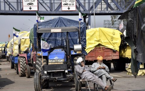 Los agricultores indios en plena espera antes de reiniciar su marcha de protesta que los llevará a Nueva Delhi.