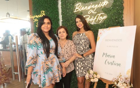 Isabel Aguirre, Girlesa Muñoz y Valeria Bravo.