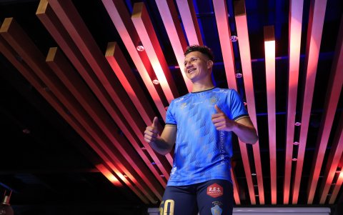 Byron Palacios con la camiseta 2024 del equipo que sigue sus actividades.