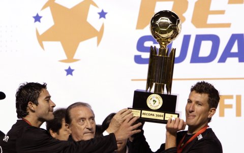 Patricio Urrutia (d) con el trofeo de la Recopa Sudamericana en 2009.