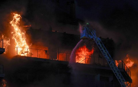 Bomberos trabajan en el incendio declarado sobre las cinco y media de este jueves 22 de febrero de 2024.