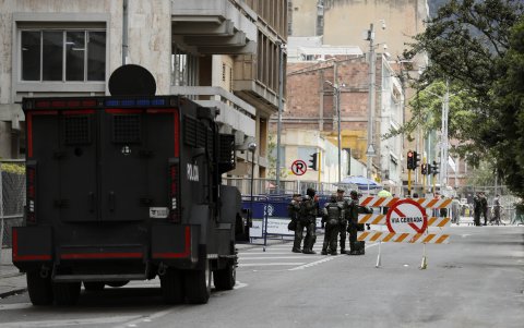 Policías antimotines refuerzan las medidas de seguridad a la afueras del Palacio de Justicia durante la elección de fiscal general de la nación.