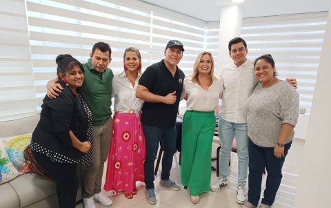 Úrsula Strenge e Isaac Delgado con el equipo del programa.