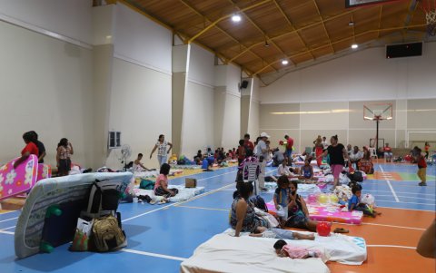 Decenas de personas damnificadas pernoctan en un centro deportivo asignado como albergue temporal.