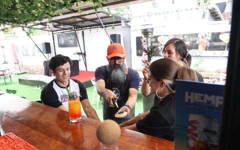 Amarre. Ritual con una bebida del mismo nombre para parejas, con gotas de CBD y la fruta gulupa.