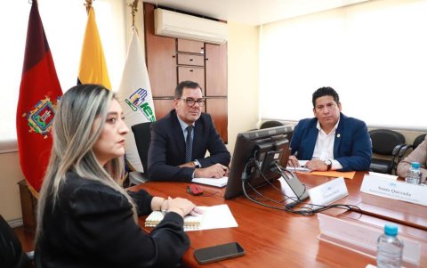 Milena Charfuelan, Eduardo Peña Hurtado y Richard Gómez, en una reciente sesión del actual Consejo Directivo.
