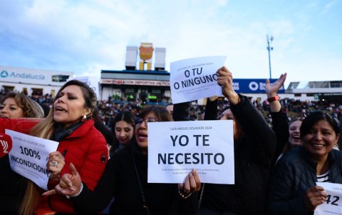 Fans llevaron carteles con frases de sus canciones