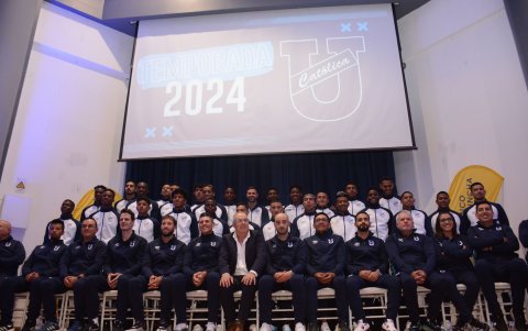 Jorge Célico con su equipo de trabajo y los jugadores con los que busca hacer historia en el Trencito.