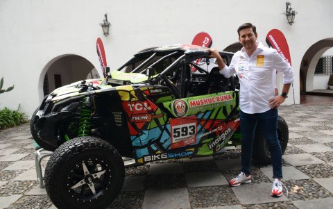 Sebastián Guayasamín con el auto con el que competirá en el Mundial de rally.