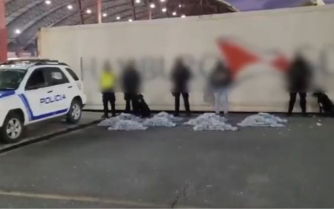 Perros adiestrados ayudaron a detectar la sustancia ilícita.