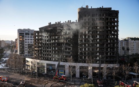 Un fulminante y devastador incendio en un edificio de viviendas de catorce plantas en València.