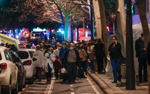 Vecinos son atendidos durante el incendio declarado sobre las cinco y media de la tarde de este jueves 22 de febrero de 2024.