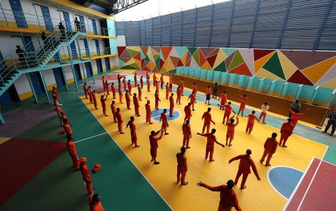Reclusos realizan ejercicios durante un recorrido de la prensa a la cárcel de Cotopaxi, en Latacunga (Ecuador).